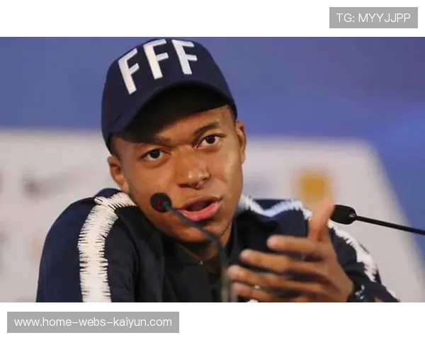 姆巴佩被拍与电影明星对笑，跨界话题再起